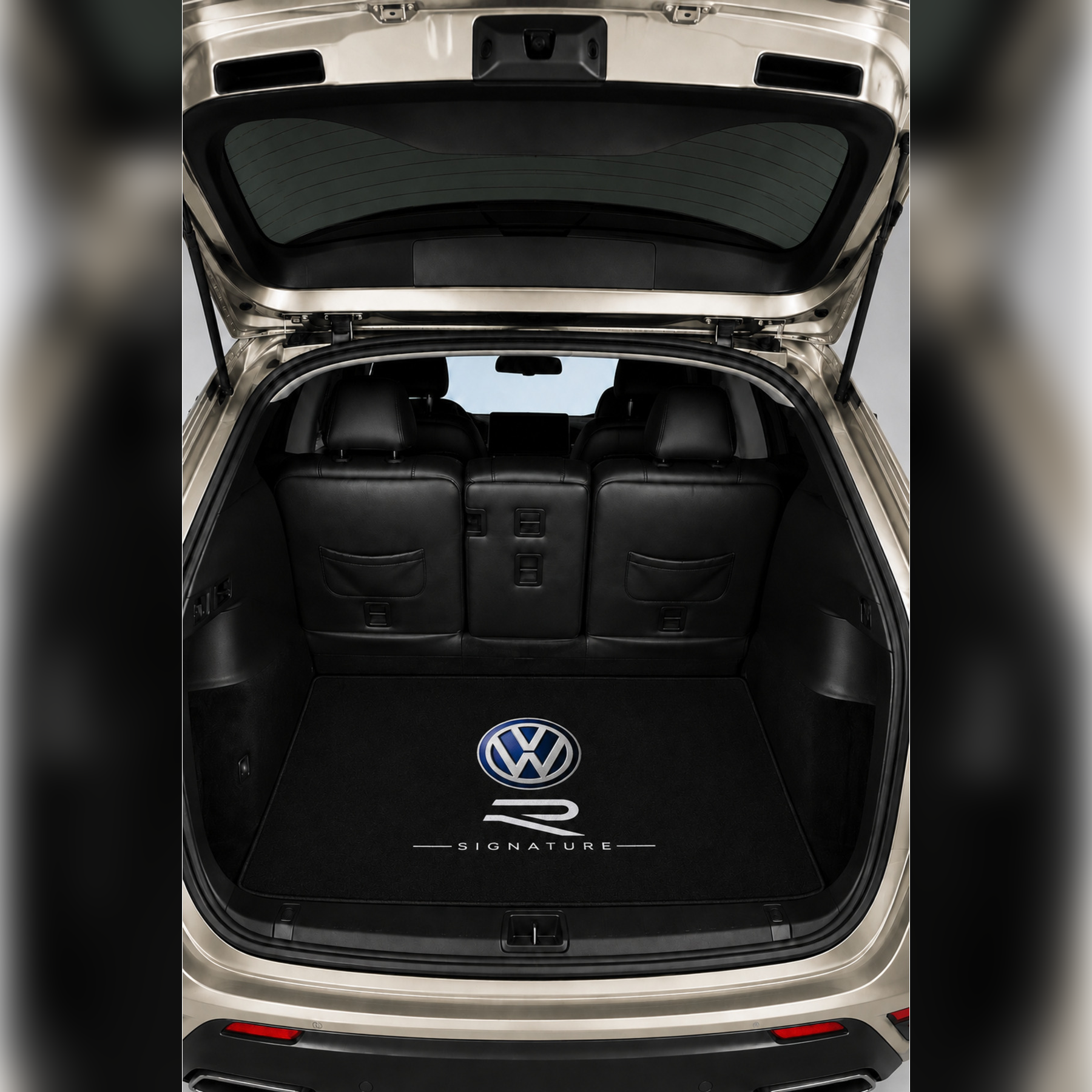 Volkswagen R Signature Temalı Universal Araç Bagaj Halısı | Bagaj Havuzu Halısı | Kaymaz Dot Taban | Premium Siyah | Tüm Marka ve Modellere Kişiye Özel Tasarım Yapılır