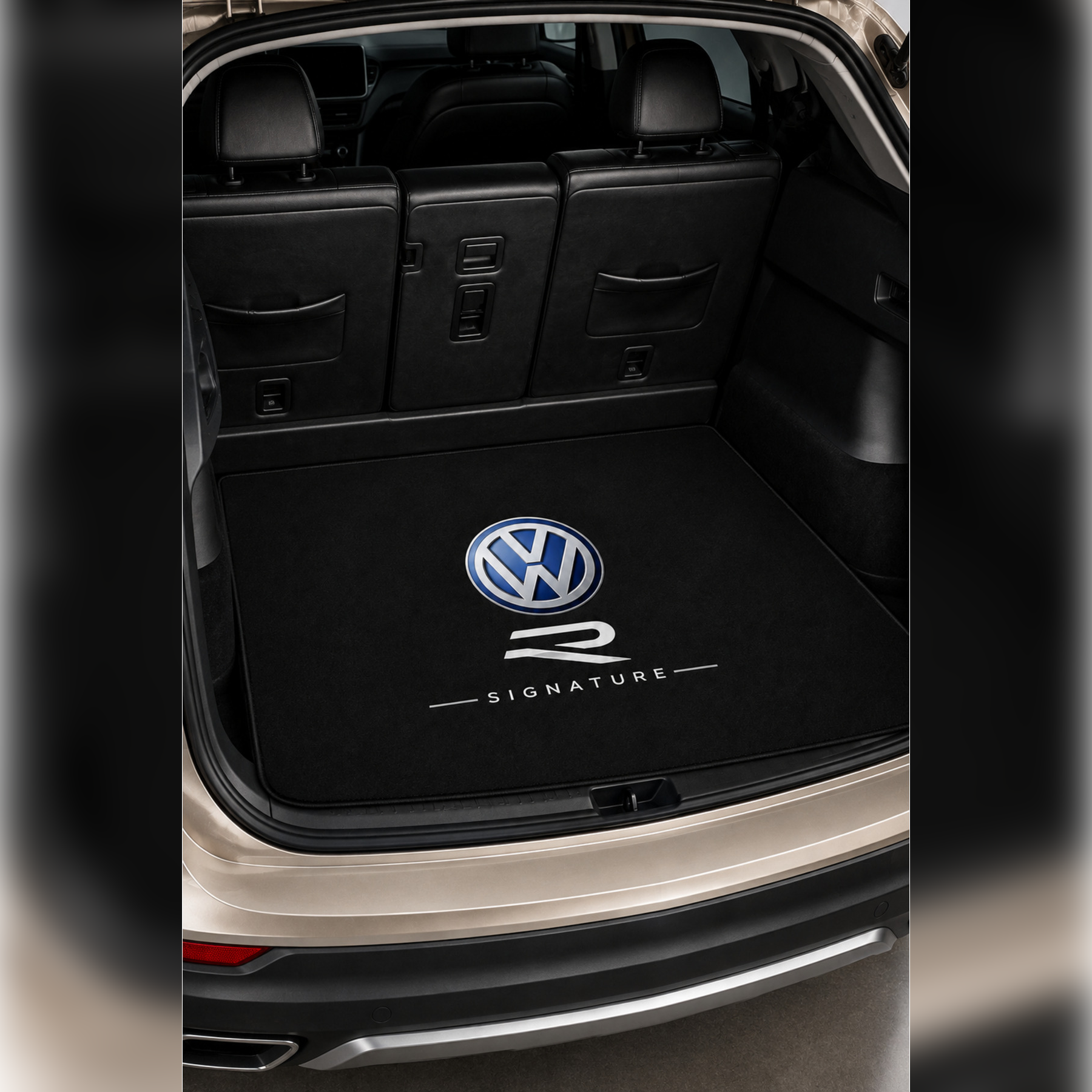 Volkswagen R Signature Temalı Universal Araç Bagaj Halısı | Bagaj Havuzu Halısı | Kaymaz Dot Taban | Premium Siyah | Tüm Marka ve Modellere Kişiye Özel Tasarım Yapılır